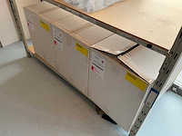 Batch laboratoriumbenodigdheden en planken - afbeelding 61 van  67