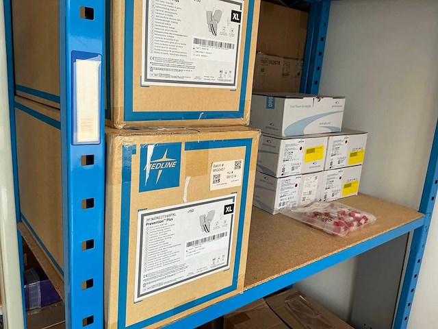 Batch laboratoriumbenodigdheden en planken - afbeelding 63 van  67