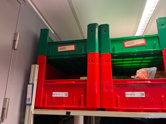 Batch laboratoriumbenodigdheden en planken - afbeelding 94 van  153