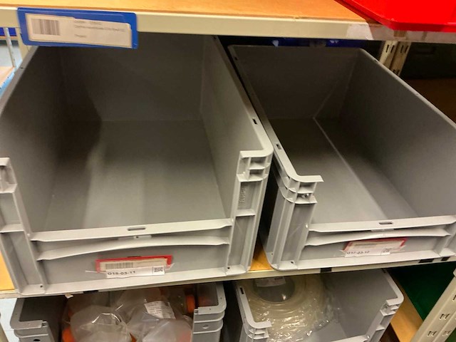 Batch laboratoriumbenodigdheden en planken - afbeelding 98 van  153