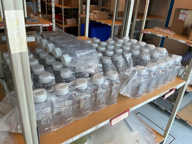 Batch laboratoriumbenodigdheden en planken - afbeelding 2 van  93