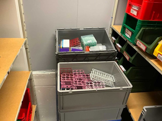 Batch laboratoriumbenodigdheden en planken - afbeelding 99 van  153