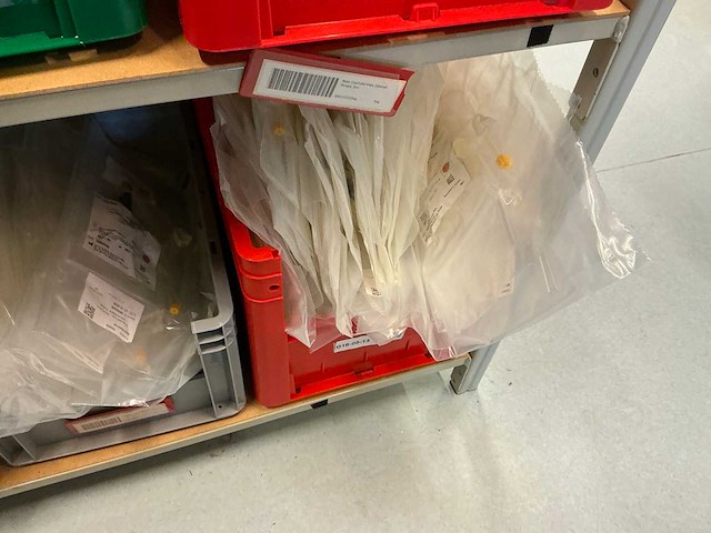 Batch laboratoriumbenodigdheden en planken - afbeelding 102 van  153
