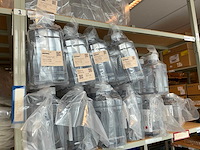 Batch laboratoriumbenodigdheden en planken - afbeelding 8 van  93