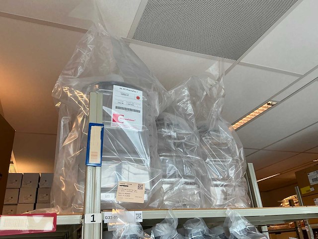 Batch laboratoriumbenodigdheden en planken - afbeelding 10 van  93