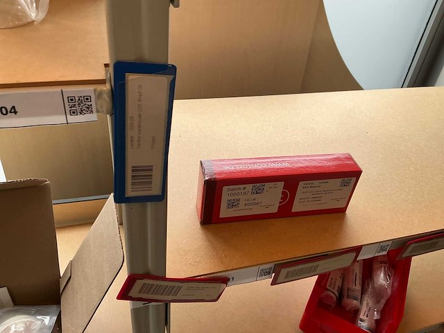 Batch laboratoriumbenodigdheden en planken - afbeelding 17 van  93