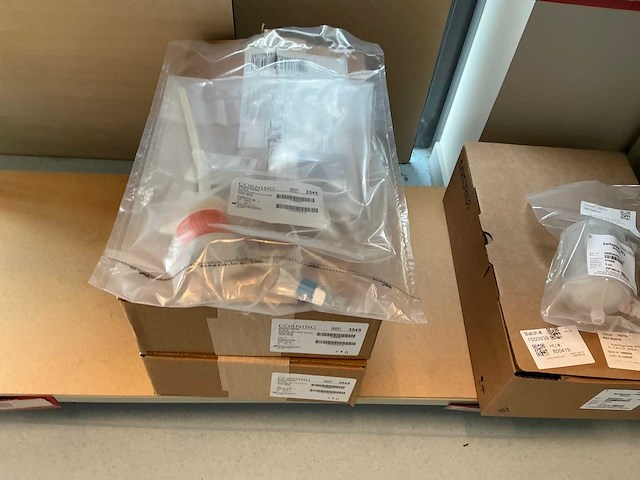 Batch laboratoriumbenodigdheden en planken - afbeelding 18 van  93