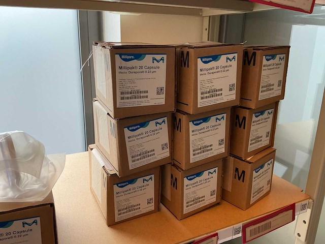 Batch laboratoriumbenodigdheden en planken - afbeelding 19 van  93