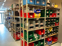 Batch laboratoriumbenodigdheden en planken - afbeelding 1 van  93