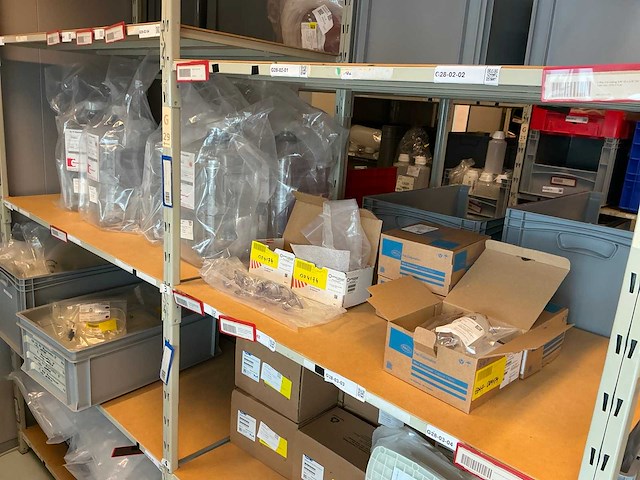 Batch laboratoriumbenodigdheden en planken - afbeelding 22 van  93