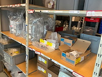 Batch laboratoriumbenodigdheden en planken - afbeelding 22 van  93