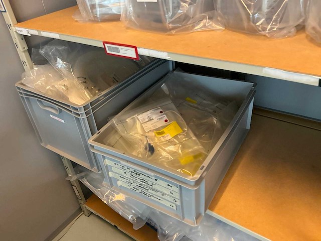 Batch laboratoriumbenodigdheden en planken - afbeelding 24 van  93