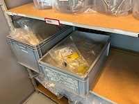 Batch laboratoriumbenodigdheden en planken - afbeelding 24 van  93