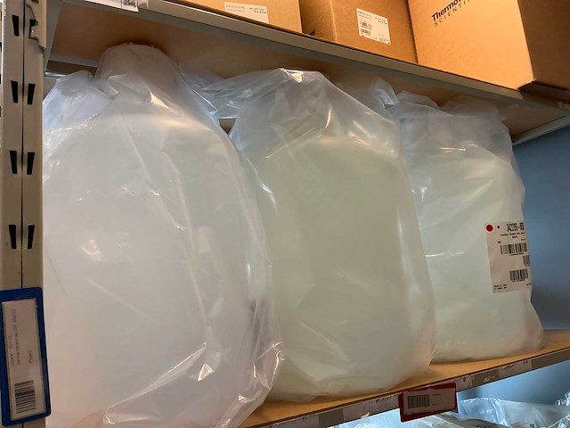 Batch laboratoriumbenodigdheden en planken - afbeelding 29 van  93