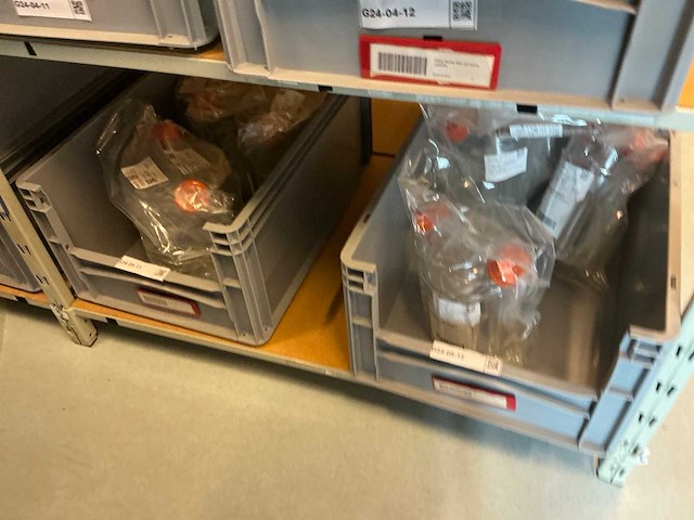 Batch laboratoriumbenodigdheden en planken - afbeelding 36 van  93