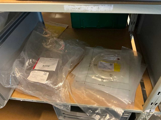 Batch laboratoriumbenodigdheden en planken - afbeelding 40 van  93