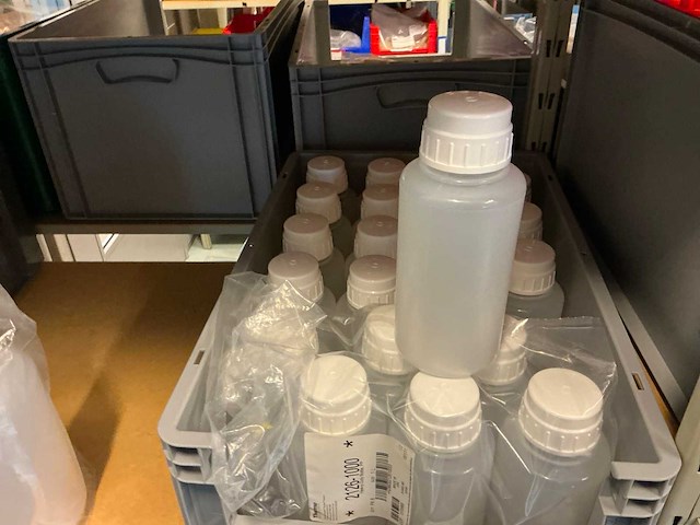 Batch laboratoriumbenodigdheden en planken - afbeelding 45 van  93
