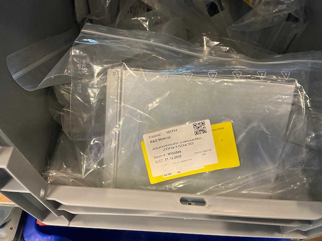 Batch laboratoriumbenodigdheden en planken - afbeelding 56 van  93