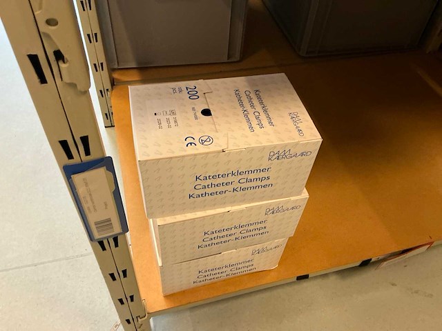 Batch laboratoriumbenodigdheden en planken - afbeelding 61 van  93