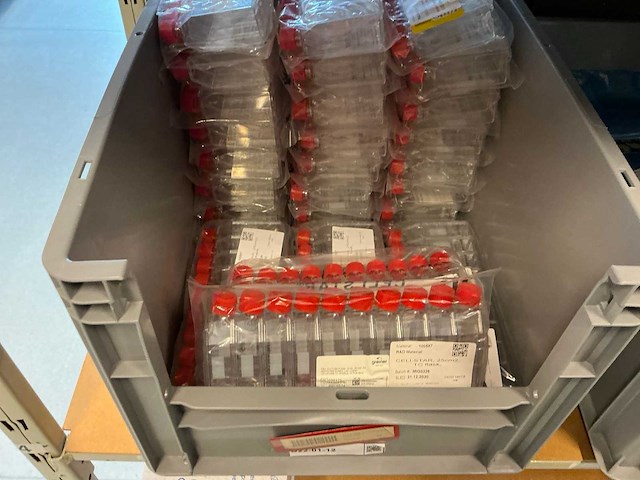 Batch laboratoriumbenodigdheden en planken - afbeelding 62 van  93