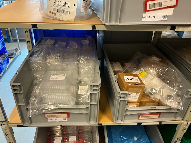 Batch laboratoriumbenodigdheden en planken - afbeelding 67 van  93