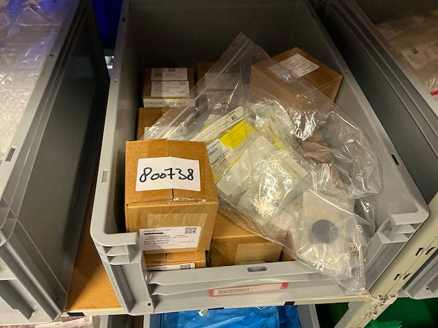 Batch laboratoriumbenodigdheden en planken - afbeelding 69 van  93