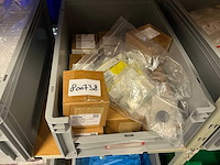 Batch laboratoriumbenodigdheden en planken - afbeelding 69 van  93