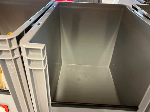 Batch laboratoriumbenodigdheden en planken - afbeelding 73 van  93