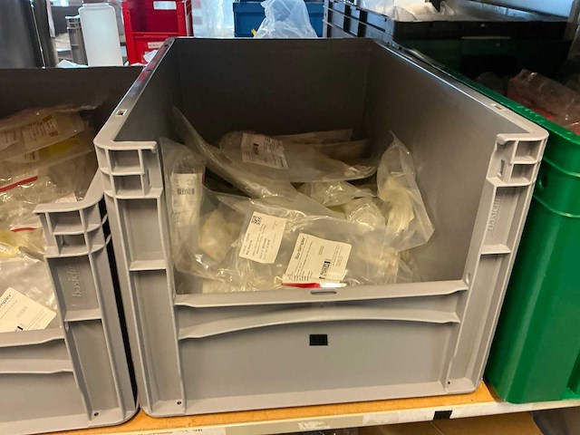 Batch laboratoriumbenodigdheden en planken - afbeelding 77 van  93