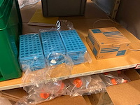 Batch laboratoriumbenodigdheden en planken - afbeelding 80 van  93