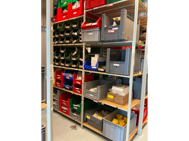 Batch laboratoriumbenodigdheden en planken - afbeelding 83 van  93