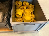 Batch laboratoriumbenodigdheden en planken - afbeelding 84 van  93