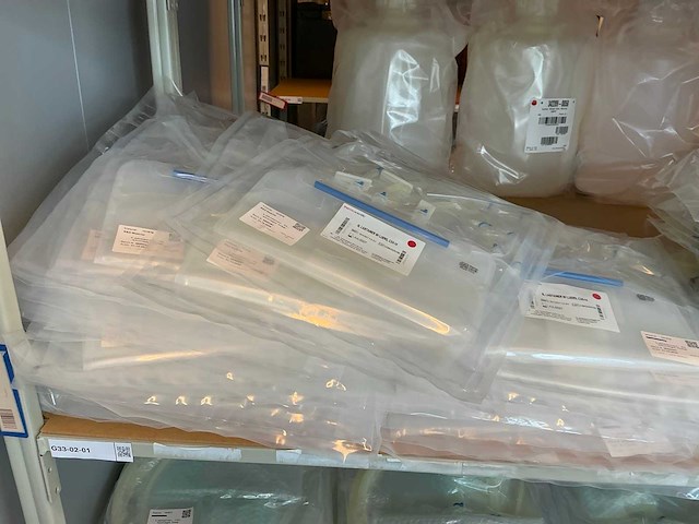 Batch laboratoriumbenodigdheden en planken - afbeelding 82 van  93