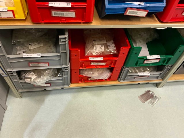 Batch laboratoriumbenodigdheden en planken - afbeelding 86 van  93