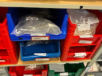 Batch laboratoriumbenodigdheden en planken - afbeelding 91 van  93