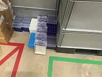 Batch laboratoriumbenodigdheden en planken - afbeelding 2 van  11