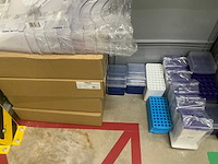 Batch laboratoriumbenodigdheden en planken - afbeelding 3 van  11