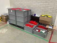 Batch laboratoriumbenodigdheden en planken - afbeelding 1 van  11