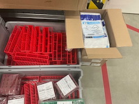 Batch laboratoriumbenodigdheden en planken - afbeelding 5 van  11