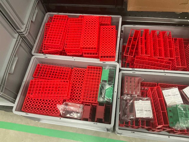 Batch laboratoriumbenodigdheden en planken - afbeelding 9 van  11