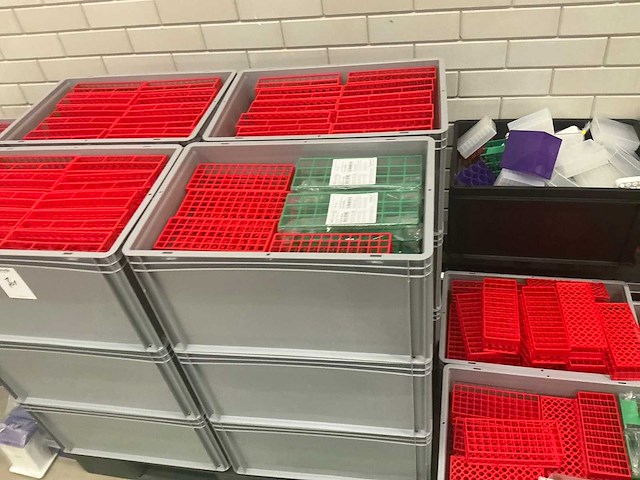 Batch laboratoriumbenodigdheden en planken - afbeelding 10 van  11