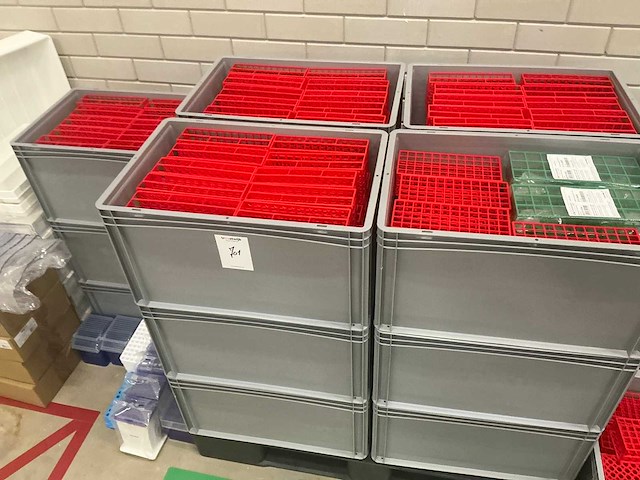 Batch laboratoriumbenodigdheden en planken - afbeelding 11 van  11