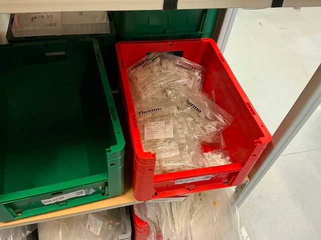 Batch laboratoriumbenodigdheden en planken - afbeelding 44 van  153