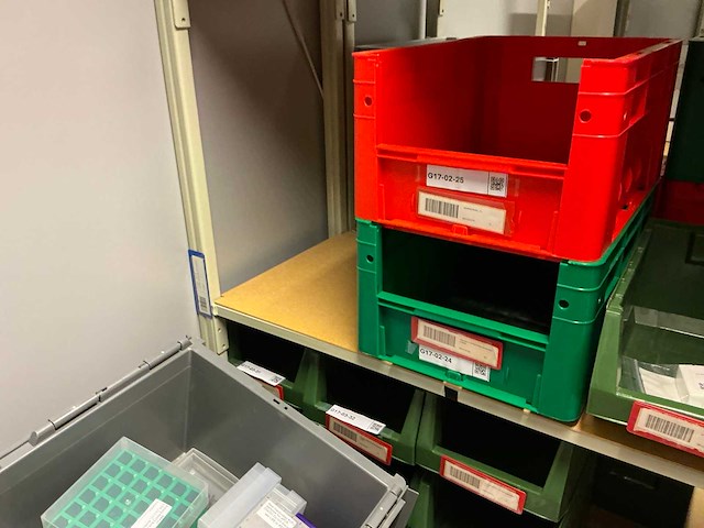 Batch laboratoriumbenodigdheden en planken - afbeelding 51 van  153