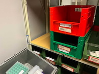 Batch laboratoriumbenodigdheden en planken - afbeelding 51 van  153