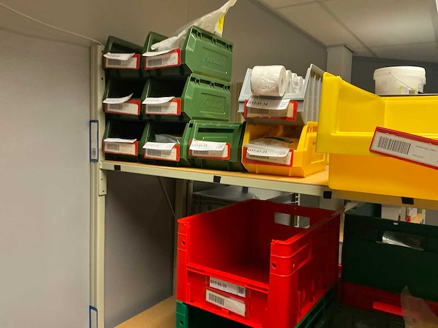 Batch laboratoriumbenodigdheden en planken - afbeelding 52 van  153