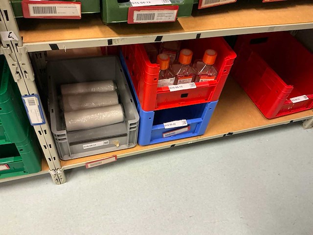 Batch laboratoriumbenodigdheden en planken - afbeelding 5 van  23