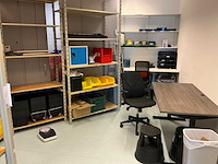 Batch laboratoriumbenodigdheden en planken - afbeelding 6 van  23