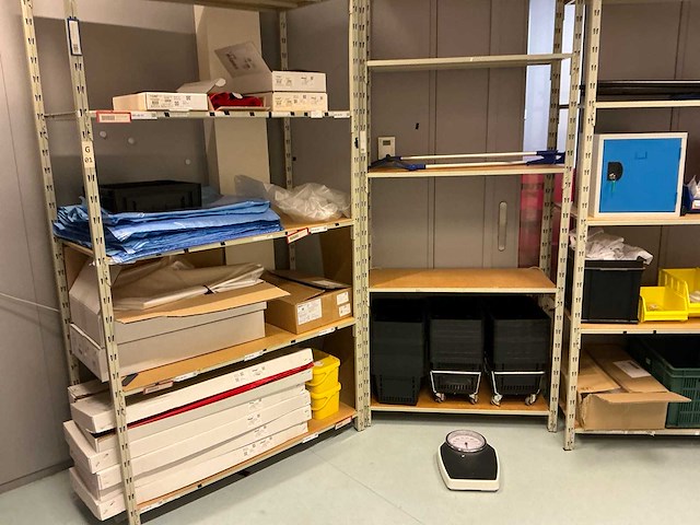 Batch laboratoriumbenodigdheden en planken - afbeelding 7 van  23
