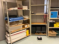 Batch laboratoriumbenodigdheden en planken - afbeelding 7 van  23